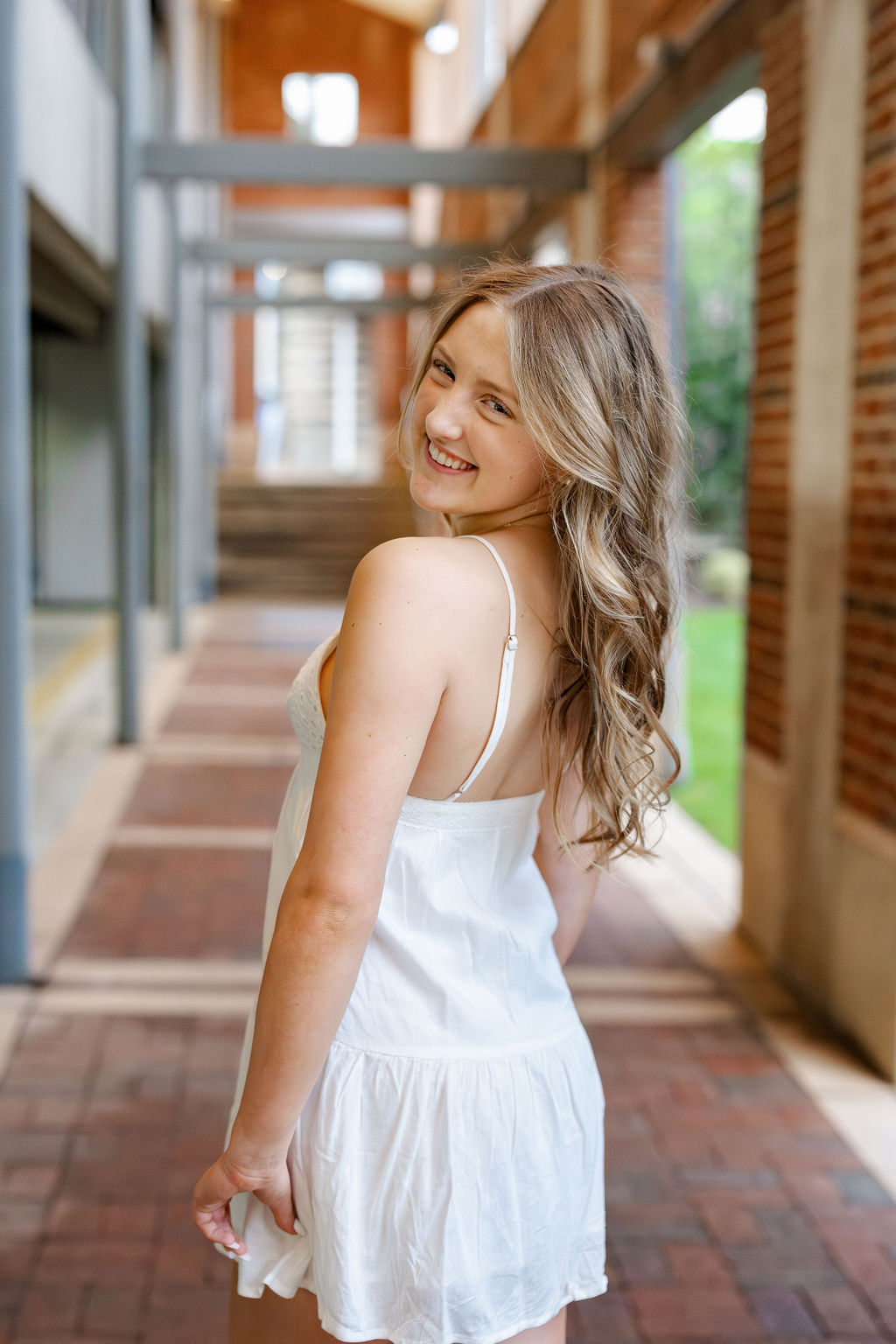 Senior girl in downtown Leesburg during senior photoshoot