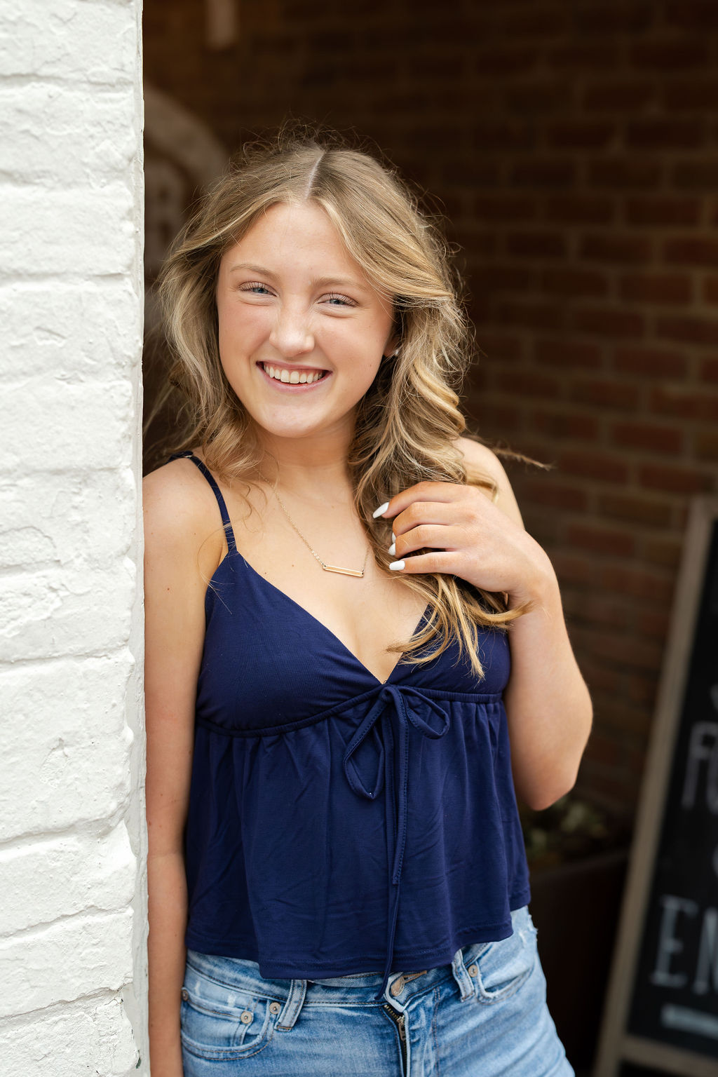 Senior girl in downtown Leesburg during senior photoshoot